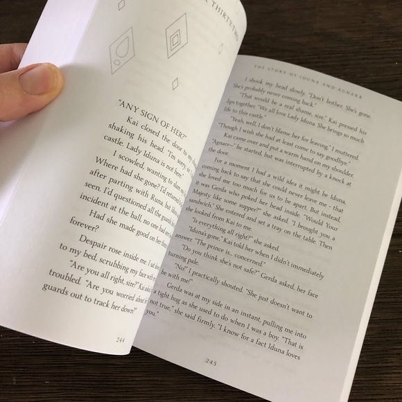 Disney Frozen 2: Dangerous Secrets: The Story of Iduna & Agnarr paperback book - Picture 4 of 5